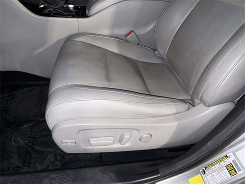 Used 2017 Toyota Highlander Limited Platinum image 3