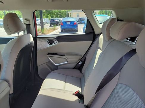 Used 2025 Kia Soul LX w/ LX Technology Package FWD image 27