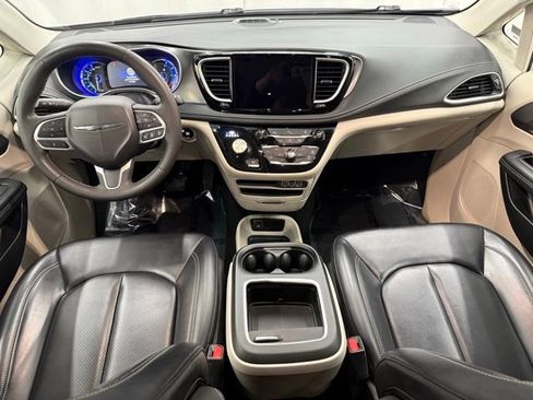Used 2023 Chrysler Pacifica Touring-L image 4