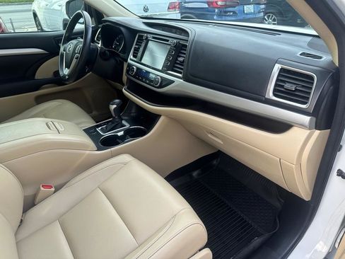 Used 2017 Toyota Highlander XLE FWD image 24