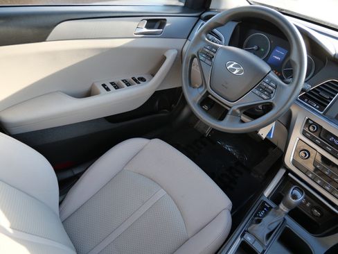 Used 2017 Hyundai Sonata SE w/ Cargo Package image 9