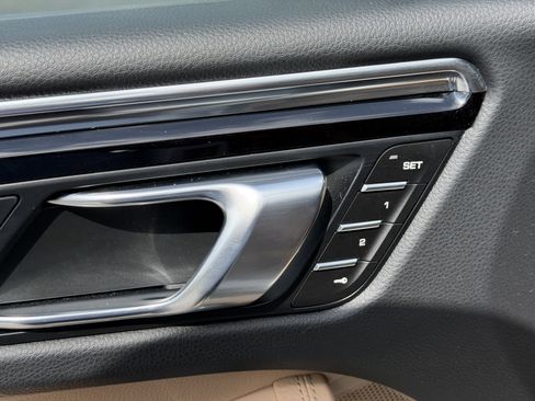 Certified 2025 Porsche Macan AWD/4WD image 24
