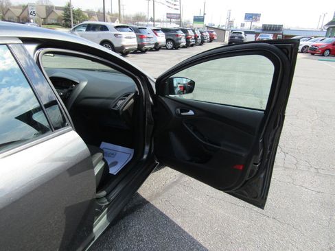 Used 2016 Ford Focus SE FWD image 25