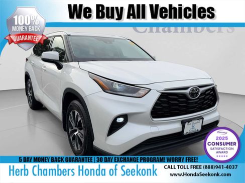 Used 2021 Toyota Highlander XLE AWD/4WD image 1