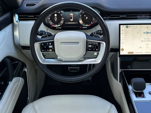 Used 2025 Land Rover Range Rover SE image 17