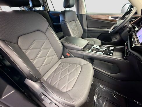 Used 2024 Volkswagen Atlas SE AWD/4WD image 15