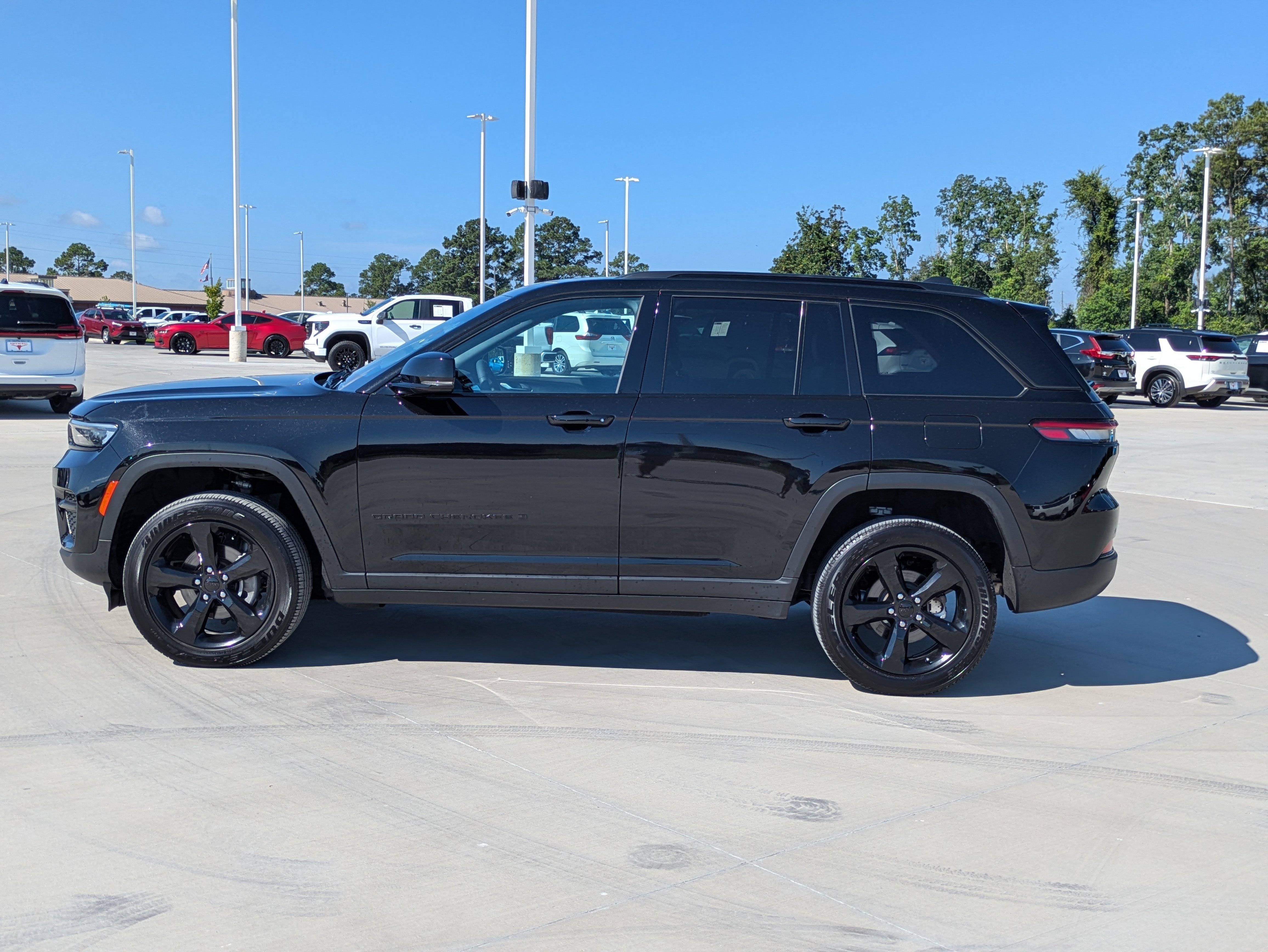 Used 2025 Jeep Grand Cherokee Altitude AWD/4WD image 2
