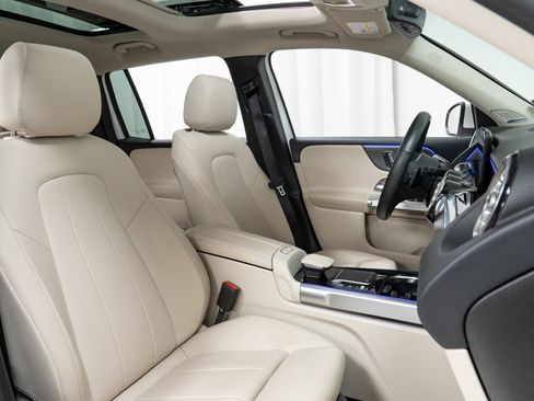 Certified 2021 Mercedes-Benz GLB 250 4MATIC w/ Premium Package image 22