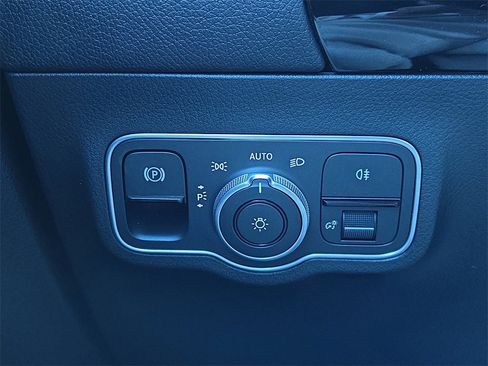 Certified 2025 Mercedes-Benz GLA 250 image 27