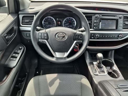 Used 2017 Toyota Highlander LE FWD image 12