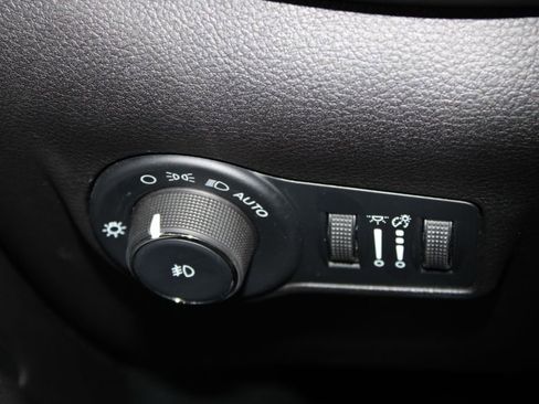 Used 2025 Jeep Compass Trailhawk image 33