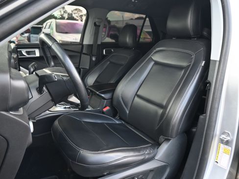 Used 2021 Ford Explorer XLT w/ Equipment Group 202A AWD/4WD image 7