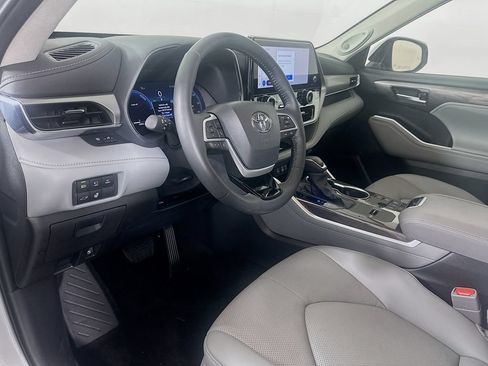 Certified 2025 Toyota Highlander Platinum AWD/4WD image 9
