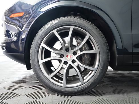 Certified 2023 Porsche Cayenne Platinum Edition image 14