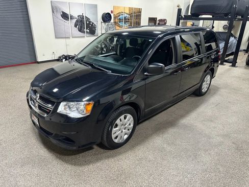 Used 2018 Dodge Grand Caravan SE w/ UConnect Hands-Free Group image 2