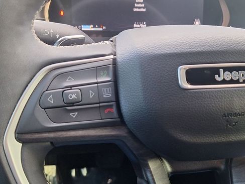 Used 2024 Jeep Grand Cherokee Limited w/ Black Appearance Package image 18