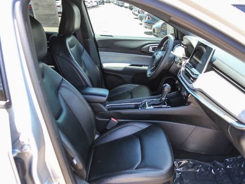 Used 2024 Jeep Compass Latitude w/ Sun and Sound Group AWD/4WD image 18