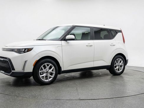 Used 2025 Kia Soul LX w/ LX Technology Package image 3