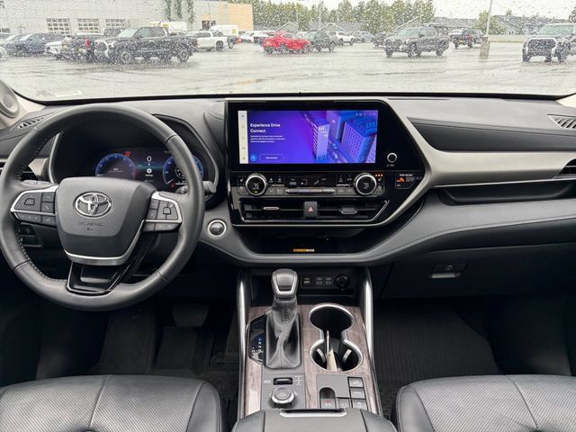 Used 2024 Toyota Highlander Limited AWD/4WD image 21