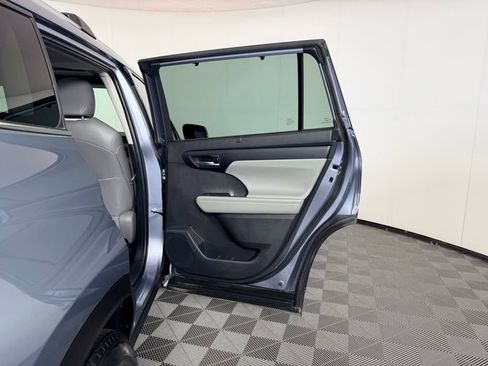 Used 2022 Toyota Highlander XLE FWD image 29