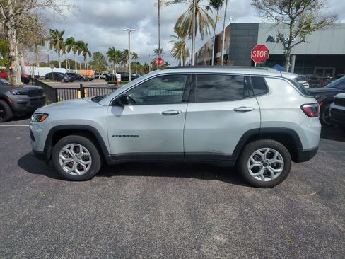 Used 2025 Jeep Compass Latitude image 9