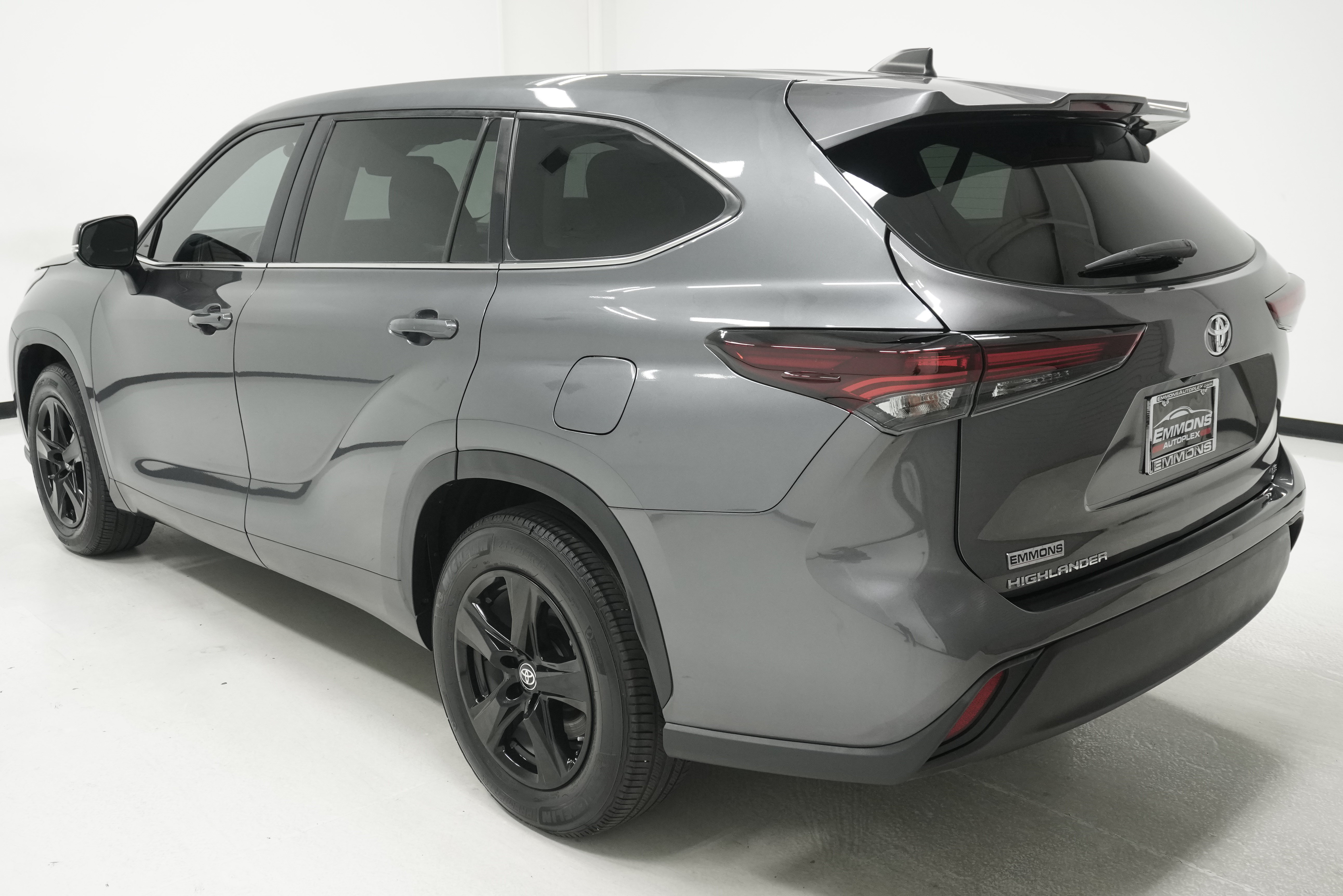 Used 2024 Toyota Highlander LE FWD image 6