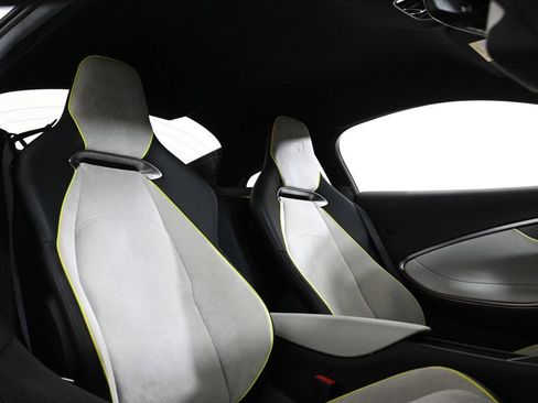 Used 2024 McLaren Artura image 17