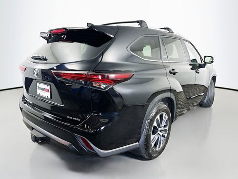 Used 2024 Toyota Highlander XLE AWD/4WD image 7