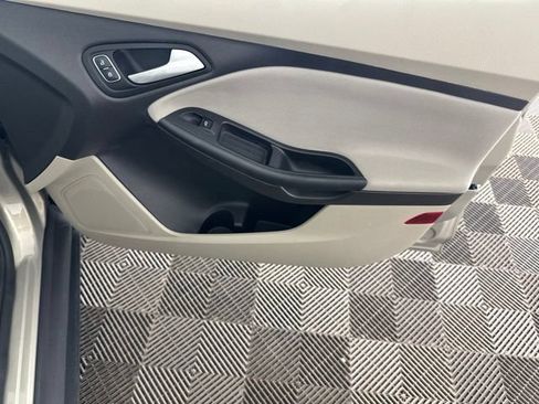Used 2016 Ford Focus SE w/ SE Power Seat Package FWD image 23