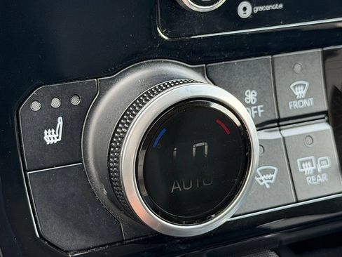 Used 2020 Toyota Highlander XLE AWD/4WD image 12