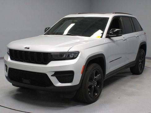 Used 2023 Jeep Grand Cherokee Altitude AWD/4WD image 6