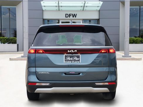Used 2024 Kia Carnival EX image 6