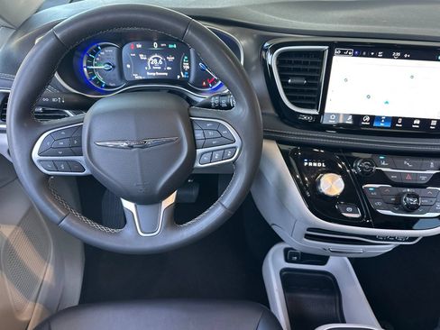 Used 2024 Chrysler Pacifica Limited FWD image 13
