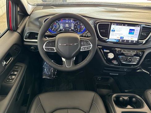 New 2026 Chrysler Pacifica Select image 11
