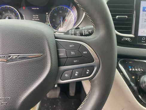 Used 2023 Chrysler Pacifica Touring-L image 17