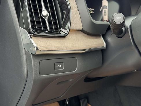 New 2026 Volvo XC90 B6 Plus w/ Protection Package Premier AWD/4WD image 8