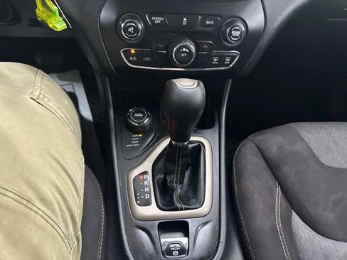 Used 2017 Jeep Cherokee Sport w/ Cold Weather Group AWD/4WD image 45