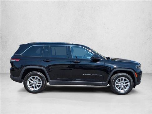 Used 2023 Jeep Grand Cherokee Laredo AWD/4WD image 4