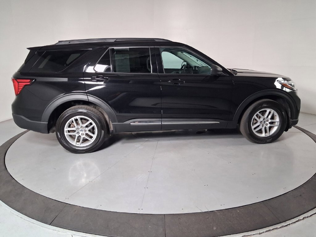 Used 2025 Ford Explorer Active AWD/4WD image 2
