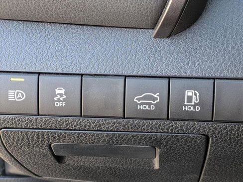 Used 2022 Toyota Camry SE FWD image 11