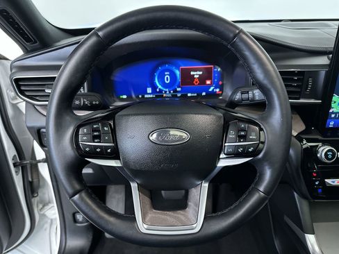Used 2023 Ford Explorer Platinum w/ Technology Package image 16