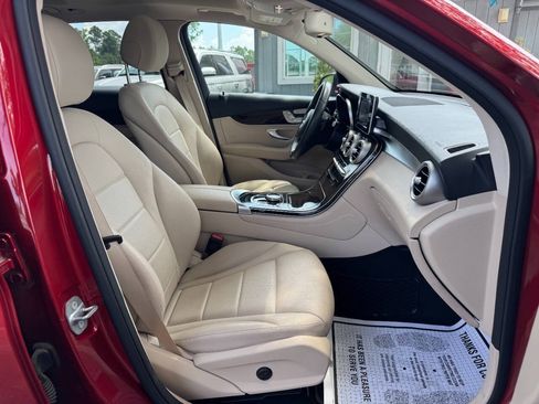 Used 2019 Mercedes-Benz GLC 300 4MATIC image 17