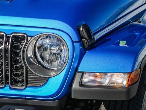 New 2025 Jeep Gladiator Sport image 5