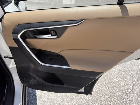 Used 2019 Toyota RAV4 XLE w/ Convenience Package FWD image 17
