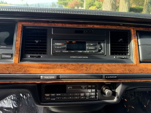 Used 1993 Lincoln Town Car Signature RWD image 35