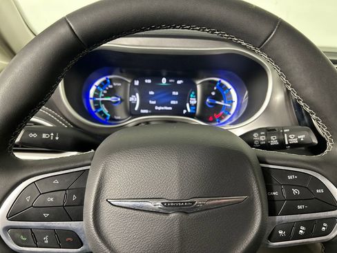 Used 2024 Chrysler Pacifica Limited FWD image 13