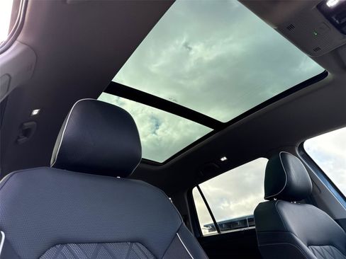 Used 2025 Volkswagen Atlas SEL Premium R-Line image 19