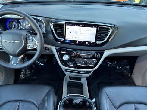 Used 2024 Chrysler Pacifica Touring-L image 16