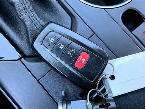 Used 2021 Toyota Highlander XLE image 15