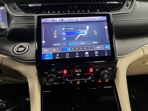 Used 2024 Jeep Grand Cherokee Limited image 38